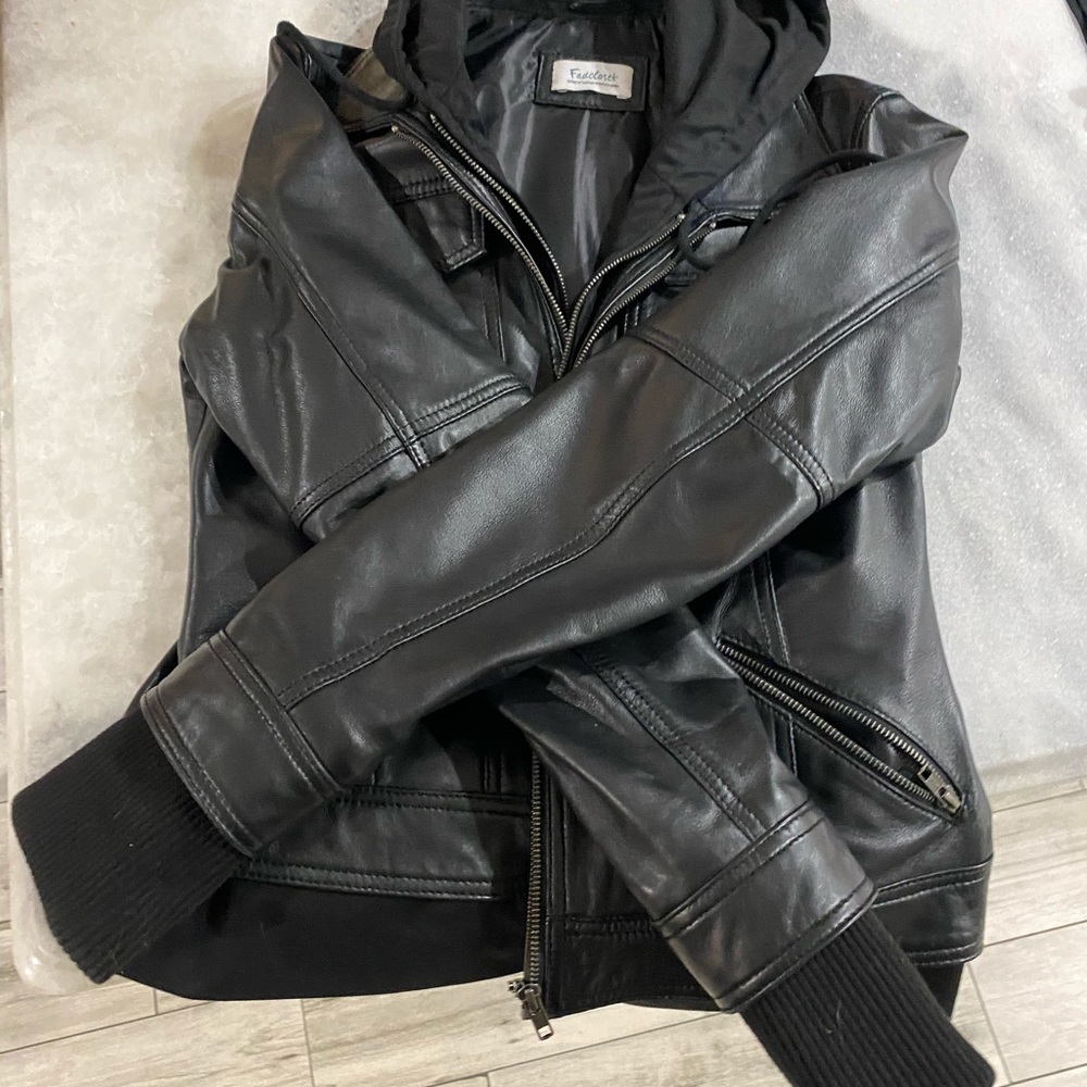 Leather jacket - Picture 3 of 8
